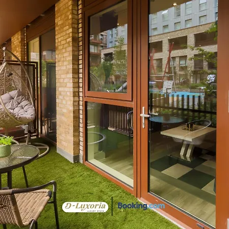 Stylish 2br By Dluxoria Short Lets & Serviced Greater With Pet Friendly, Free Wifi & Free Parking Apartment *