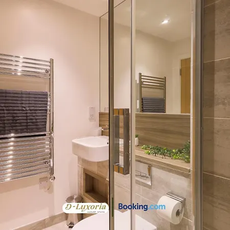 Stylish 2br By Dluxoria Short Lets & Serviced Greater With Pet Friendly, Free Wifi & Free Parking