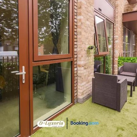 Apartment Stylish 2br By Dluxoria Short Lets & Serviced Greater With Pet Friendly, Free Wifi & Free Parking