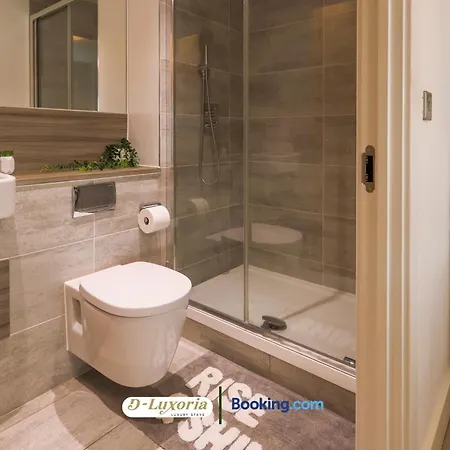 Stylish 2br By Dluxoria Short Lets & Serviced Greater With Pet Friendly, Free Wifi & Free Parking Apartment *