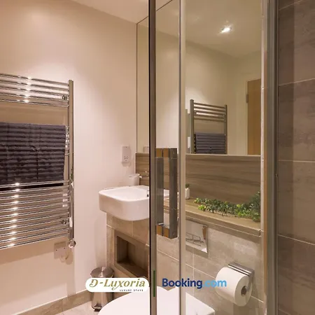 Stylish 2br By Dluxoria Short Lets & Serviced Greater With Pet Friendly, Free Wifi & Free Parking Apartment London