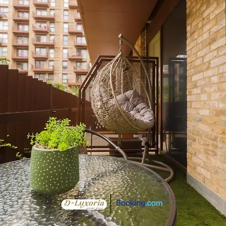 Stylish 2br By Dluxoria Short Lets & Serviced Greater With Pet Friendly, Free Wifi & Free Parking