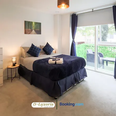 Stylish 2br By Dluxoria Short Lets & Serviced Greater With Pet Friendly, Free Wifi & Free Parking *