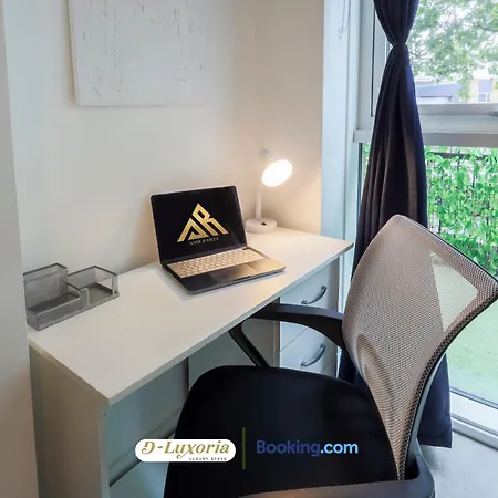 Stylish 2br By Dluxoria Short Lets & Serviced Greater With Pet Friendly, Free Wifi & Free Parking Apartment