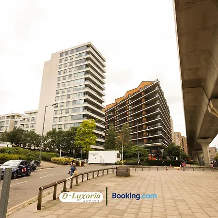 Apartment Stylish 2br By Dluxoria Short Lets & Serviced Greater With Pet Friendly, Free Wifi & Free Parking