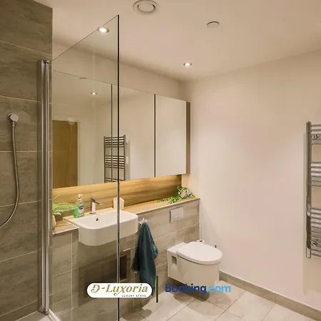 Stylish 2br By Dluxoria Short Lets & Serviced Greater With Pet Friendly, Free Wifi & Free Parking Apartment *