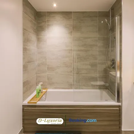 Stylish 2br By Dluxoria Short Lets & Serviced Greater With Pet Friendly, Free Wifi & Free Parking