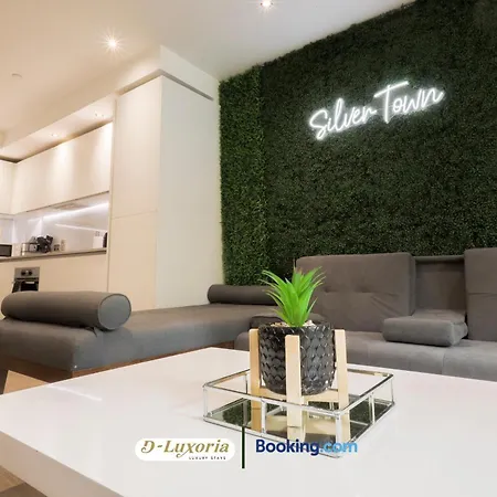 Stylish 2br By Dluxoria Short Lets & Serviced Greater With Pet Friendly, Free Wifi & Free Parking Apartment *