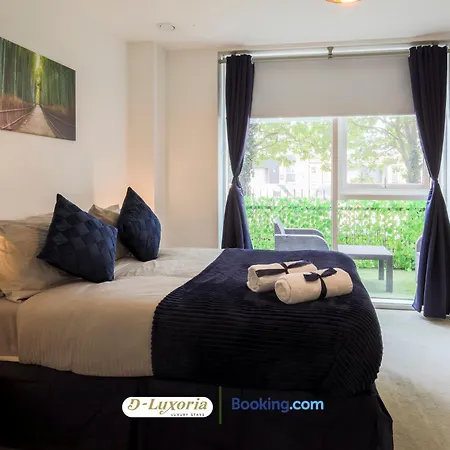 Apartment Stylish 2br By Dluxoria Short Lets & Serviced Greater With Pet Friendly, Free Wifi & Free Parking *