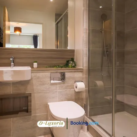 Stylish 2br By Dluxoria Short Lets & Serviced Greater With Pet Friendly, Free Wifi & Free Parking London