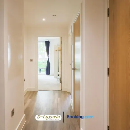 Stylish 2br By Dluxoria Short Lets & Serviced Greater With Pet Friendly, Free Wifi & Free Parking Apartment *