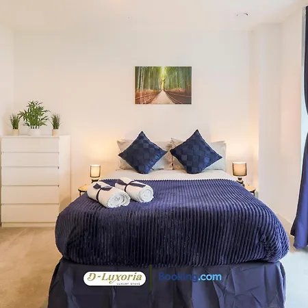 Stylish 2br By Dluxoria Short Lets & Serviced Greater With Pet Friendly, Free Wifi & Free Parking