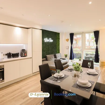 Stylish 2br By Dluxoria Short Lets & Serviced Greater With Pet Friendly, Free Wifi & Free Parking Apartment *