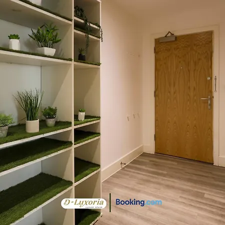 Stylish 2br By Dluxoria Short Lets & Serviced Greater With Pet Friendly, Free Wifi & Free Parking *