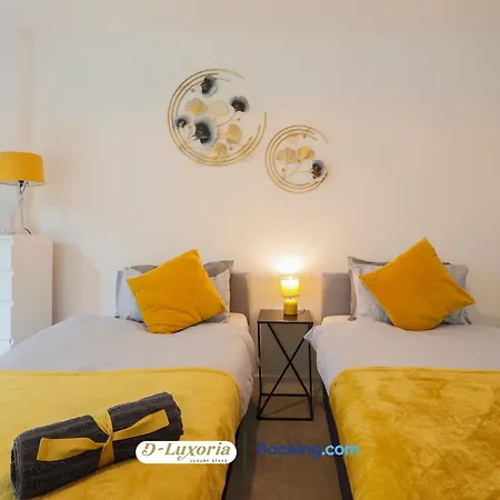 Stylish 2br By Dluxoria Short Lets & Serviced Greater With Pet Friendly, Free Wifi & Free Parking *
