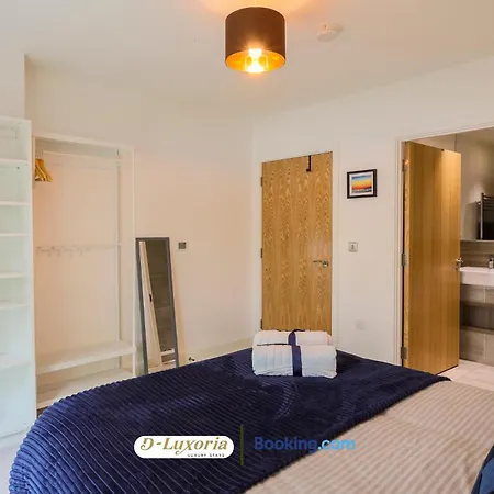 Stylish 2br By Dluxoria Short Lets & Serviced Greater With Pet Friendly, Free Wifi & Free Parking Apartment *
