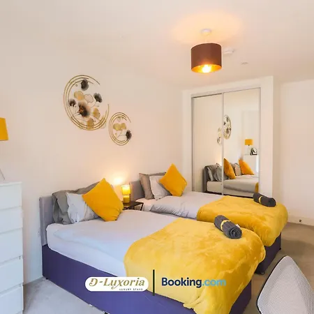 Apartment Stylish 2br By Dluxoria Short Lets & Serviced Greater With Pet Friendly, Free Wifi & Free Parking *