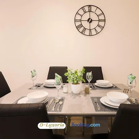 Stylish 2br By Dluxoria Short Lets & Serviced Greater With Pet Friendly, Free Wifi & Free Parking *