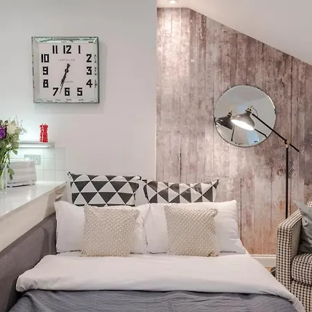 Kings Cross Two Bedroom Penthouse Apartment *