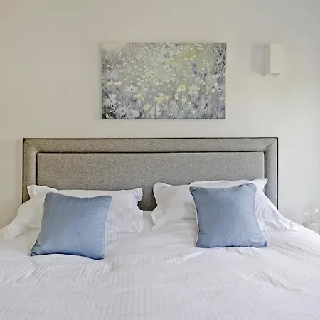Leafy Earls Court 3 Bed Flat *