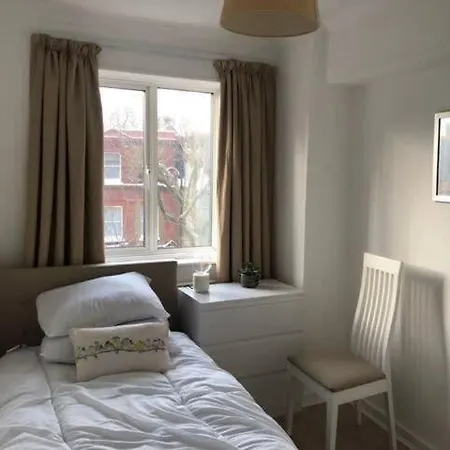 Leafy Earls Court 3 Bed Flat