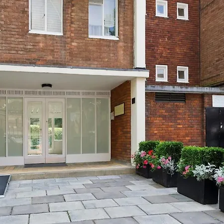 Leafy Earls Court 3 Bed Flat Apartment London
