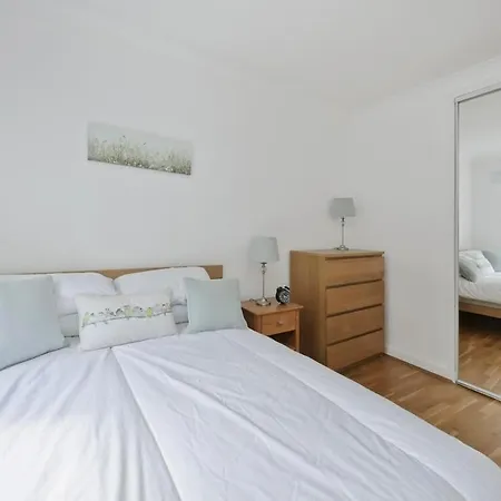Leafy Earls Court 3 Bed Flat Apartment London