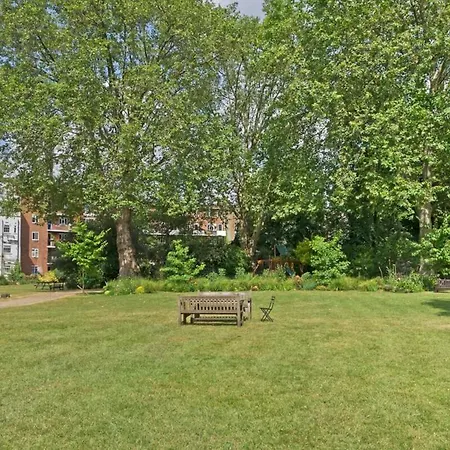 Leafy Earls Court 3 Bed Flat * London