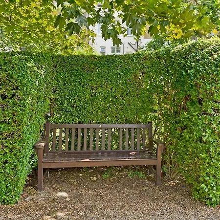 Leafy Earls Court 3 Bed Flat Apartment London