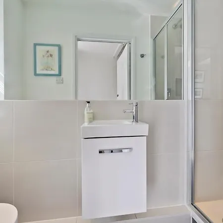 Leafy Earls Court 3 Bed Flat *