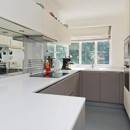 Leafy Earls Court 3 Bed Flat
