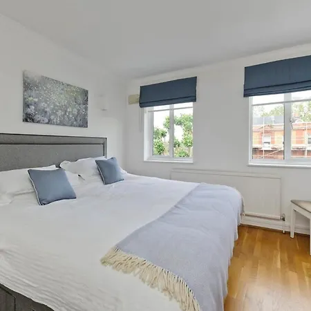 Leafy Earls Court 3 Bed Flat * London