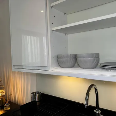 Luxury 2 Bedroom In With Free Parking Apartment *