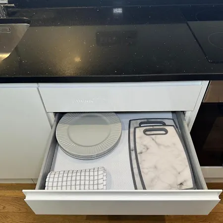 Luxury 2 Bedroom In With Free Parking Apartment *