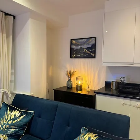 Luxury 2 Bedroom In With Free Parking Apartment