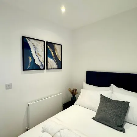 Luxury 2 Bedroom In With Free Parking Apartment *