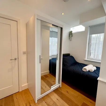 Luxury 2 Bedroom In With Free Parking Apartment