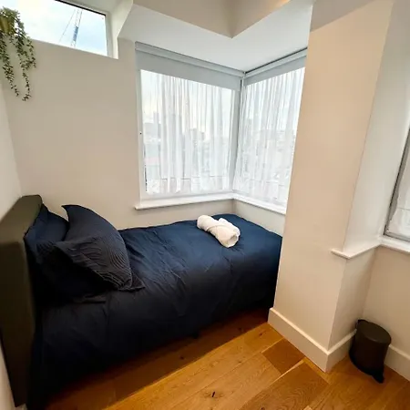 Luxury 2 Bedroom In With Free Parking Apartment Croydon
