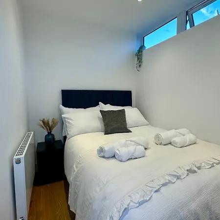 Luxury 2 Bedroom In With Free Parking