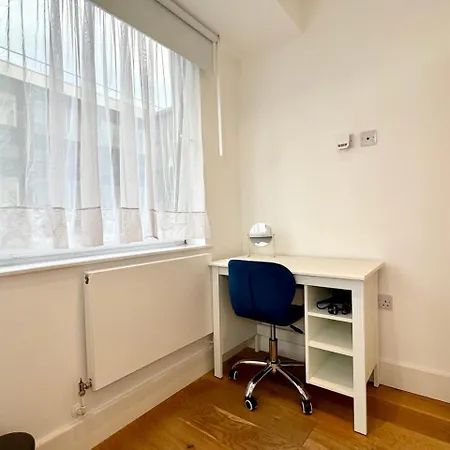 Luxury 2 Bedroom In With Free Parking Apartment