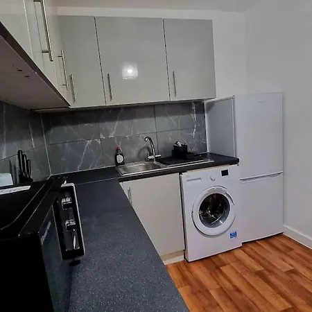 1 Bed Flat With Free Parking In E13 Apartment *
