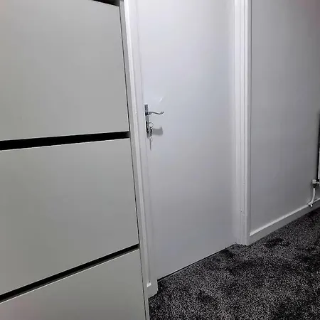1 Bed Flat With Free Parking In E13 *