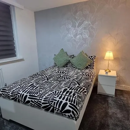 Apartment 1 Bed Flat With Free Parking In E13 *
