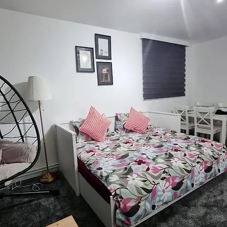 1 Bed Flat With Free Parking In E13 *