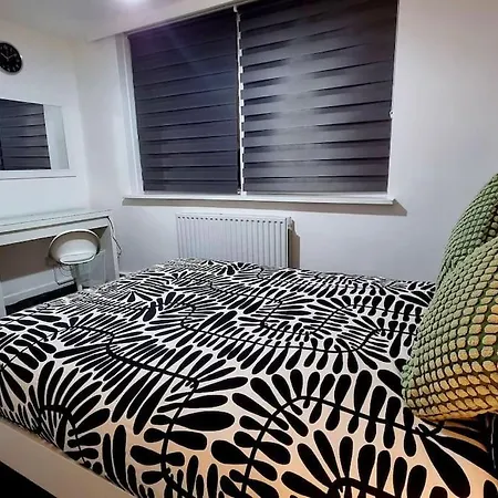 Apartment 1 Bed Flat With Free Parking In E13