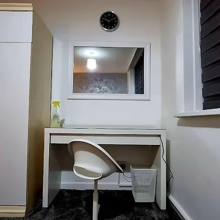 1 Bed Flat With Free Parking In E13 Apartment *