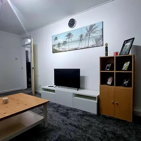 1 Bed Flat With Free Parking In E13