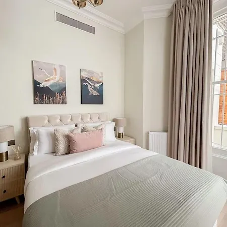 Stylish 2 Bed Flat On The Iconic Gloucester Road *