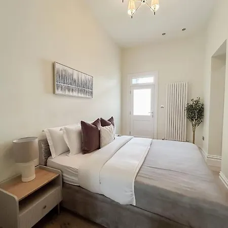 Stylish 2 Bed Flat On The Iconic Gloucester Road *