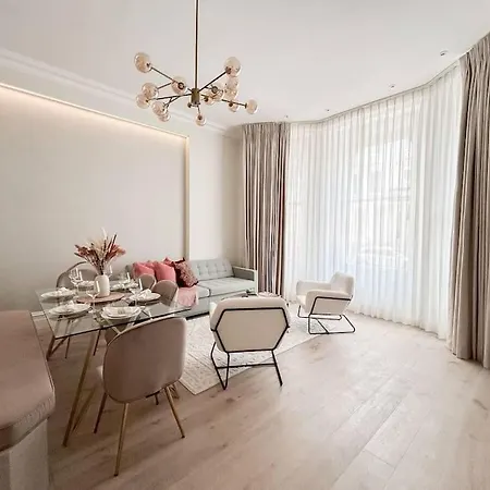 Stylish 2 Bed Flat On The Iconic Gloucester Road شقة *